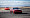 Két Dodge Challenger haladnak a versenypályán