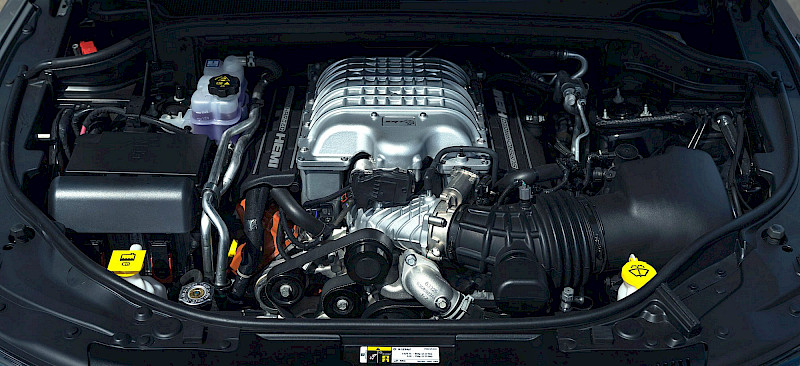 V8-as motor a Dodge motorterében