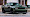 Zöld Dodge Challenger Scat Pack Wide Body áll egy épület előtt