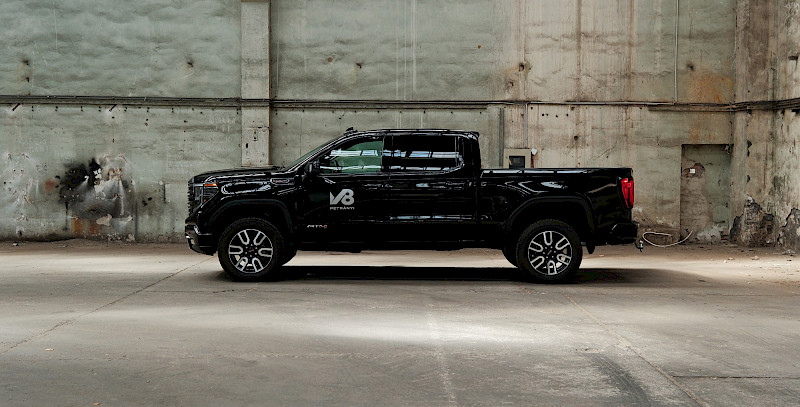 GMC Sierra AT4 tesztautó oldalról fotózva