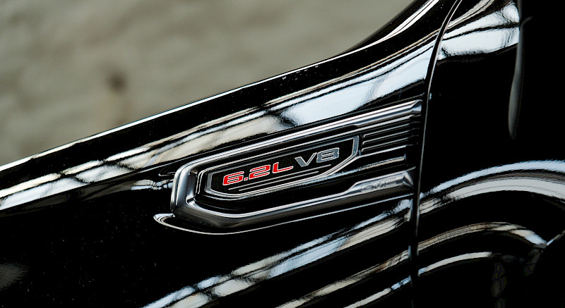 GMC Sierra AT4 motorfelszereltség jelzés fotózva