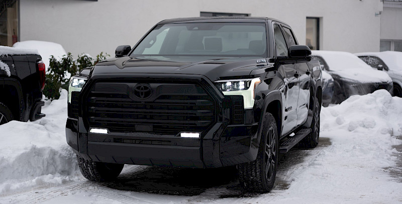 Toyota Tundra áll a Mázsa téri telephelyen